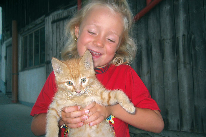 Kind mit Katze Ferienhof mit Tieren im Bayer. Wald